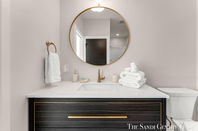 300 Washington Avenue Unit 16, Grand Haven, MI 49417