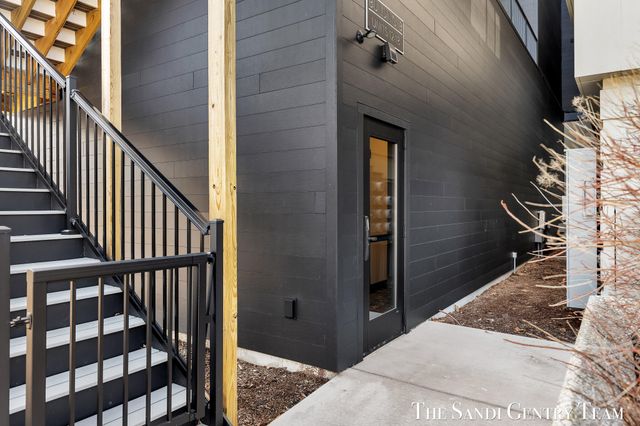 300 Washington Avenue Unit 16, Grand Haven, MI 49417