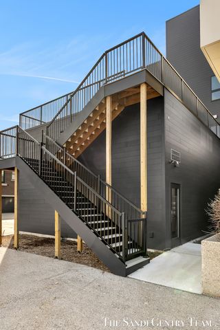 300 Washington Avenue Unit 16, Grand Haven, MI 49417