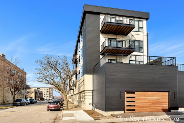 300 Washington Avenue Unit 16, Grand Haven, MI 49417