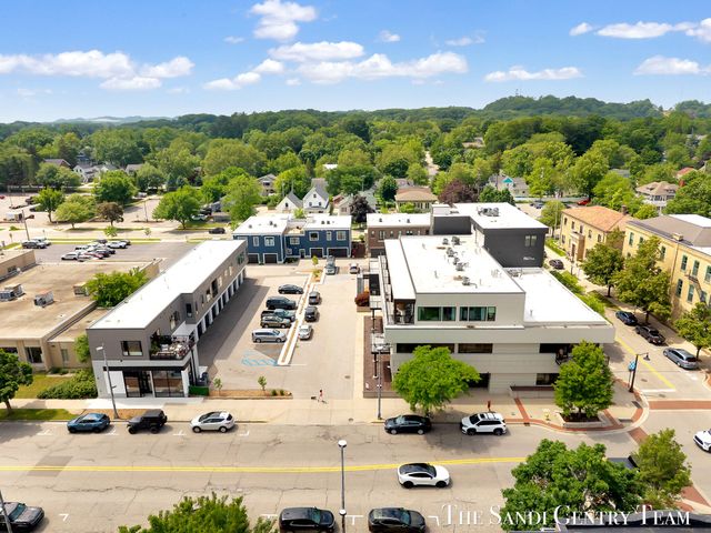 300 Washington Avenue Unit 16, Grand Haven, MI 49417