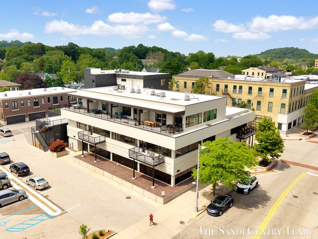 300 Washington Avenue Unit 16, Grand Haven, MI 49417