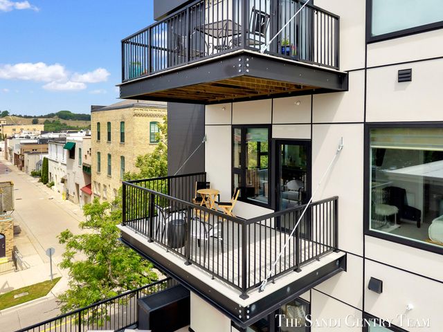 300 Washington Avenue Unit 16, Grand Haven, MI 49417