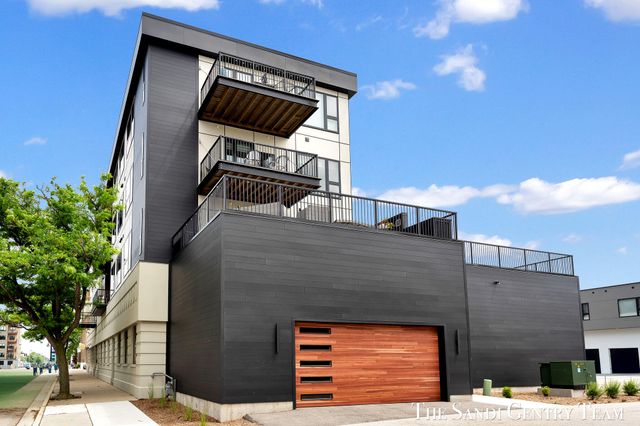 300 Washington Avenue Unit 16, Grand Haven, MI 49417