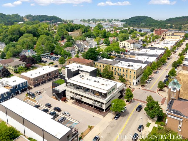 300 Washington Avenue Unit 16, Grand Haven, MI 49417