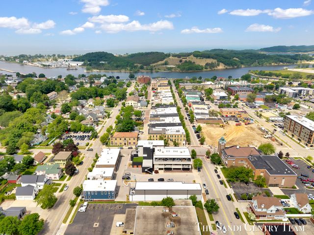 300 Washington Avenue Unit 16, Grand Haven, MI 49417