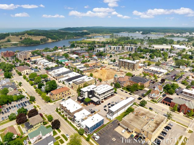 300 Washington Avenue Unit 16, Grand Haven, MI 49417