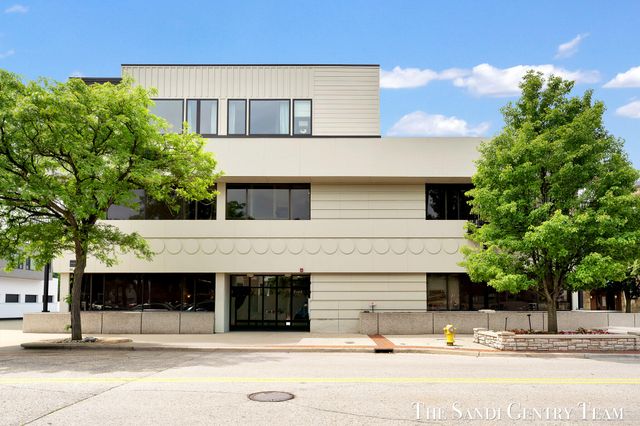 300 Washington Avenue Unit 16, Grand Haven, MI 49417