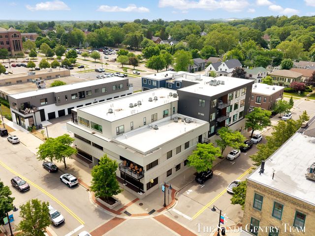 300 Washington Avenue Unit 16, Grand Haven, MI 49417