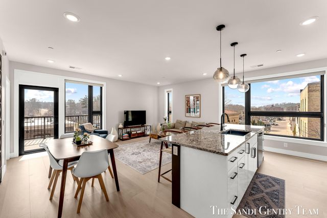 300 Washington Avenue Unit 16, Grand Haven, MI 49417