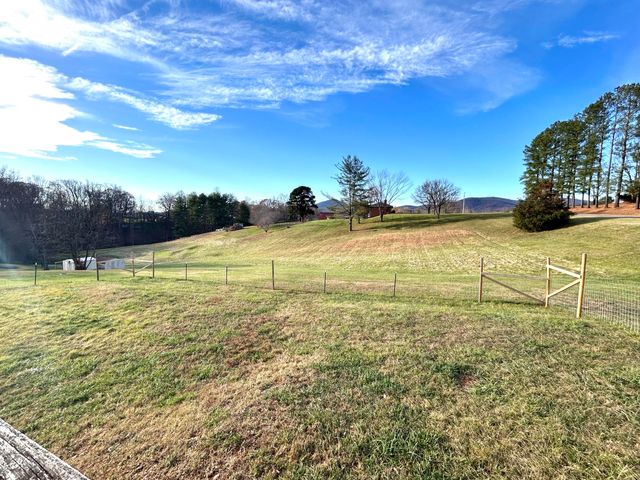 714 Farmer LN, Vinton, VA 24179