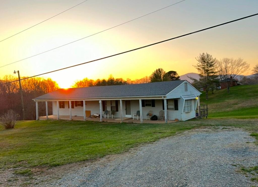 714 Farmer LN, Vinton, VA 24179