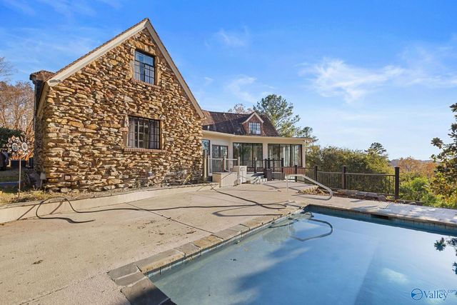 2710 Hilltop Circle, Gadsden, AL 35904