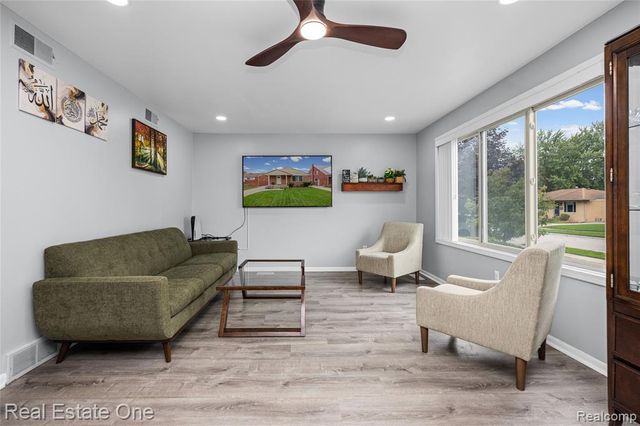 8335 Bernice, Center Line, MI 48015