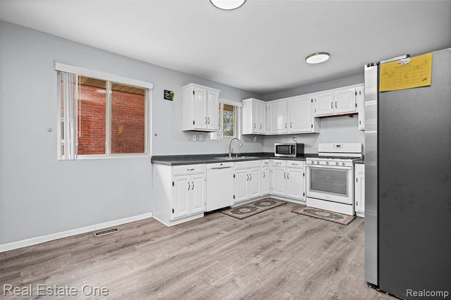 8335 Bernice, Center Line, MI 48015