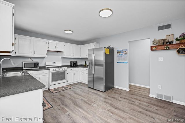 8335 Bernice, Center Line, MI 48015