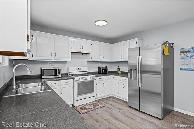 8335 Bernice, Center Line, MI 48015