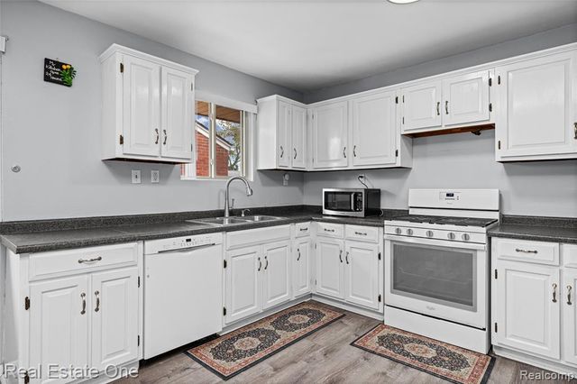 8335 Bernice, Center Line, MI 48015