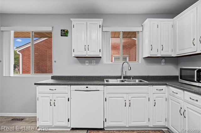 8335 Bernice, Center Line, MI 48015