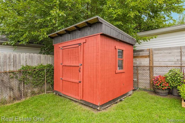8335 Bernice, Center Line, MI 48015