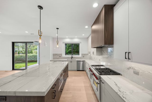 440 Briarhill Road, Glenview, IL 60025