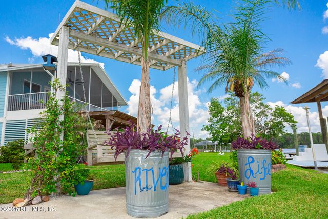 200 SPORTSMAN Drive, Welaka, FL 32193