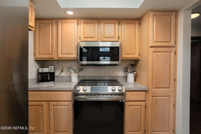 200 SPORTSMAN Drive, Welaka, FL 32193