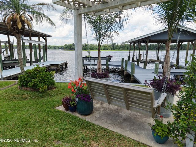 200 SPORTSMAN Drive, Welaka, FL 32193
