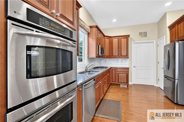 15 Monarch Road, Monroe, NJ 08831
