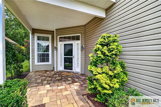 15 Monarch Road, Monroe, NJ 08831