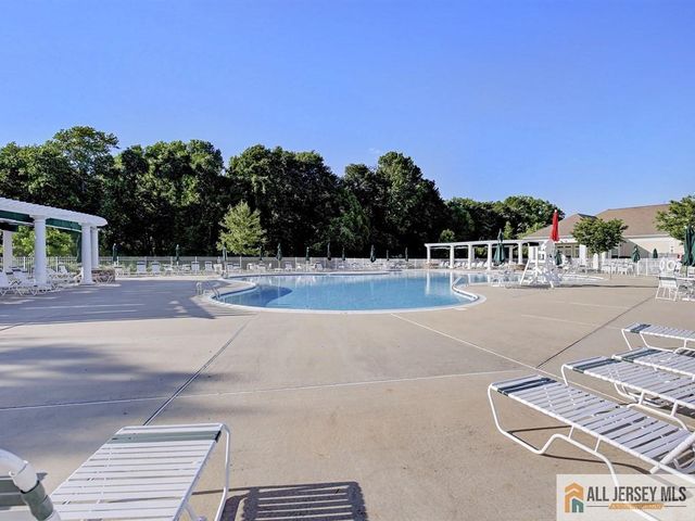 15 Monarch Road, Monroe, NJ 08831