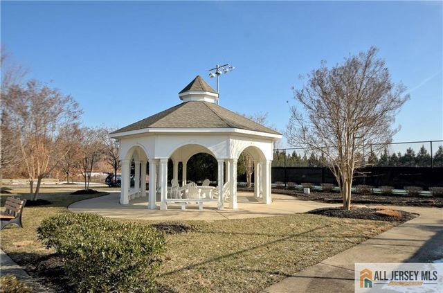 15 Monarch Road, Monroe, NJ 08831