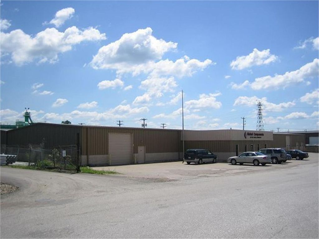 437 Devils Glen Road, Bettendorf, IA 52722