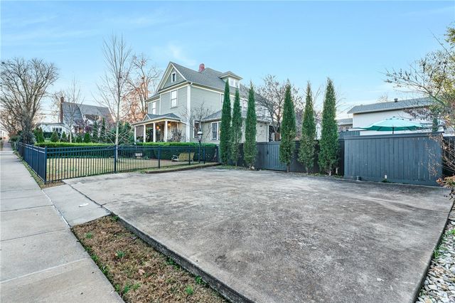 501 N Walnut Avenue, Fayetteville, AR 72701