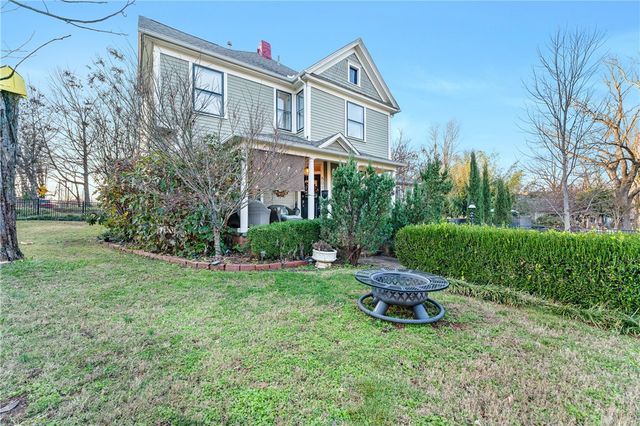 501 N Walnut Avenue, Fayetteville, AR 72701