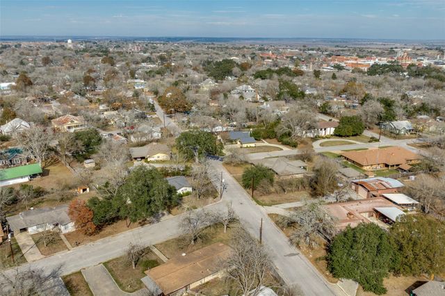 705 Campbell ST, Lockhart, TX 78644