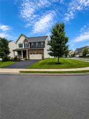 2932 E Pinnacle Dr, South Fayette, PA 15057