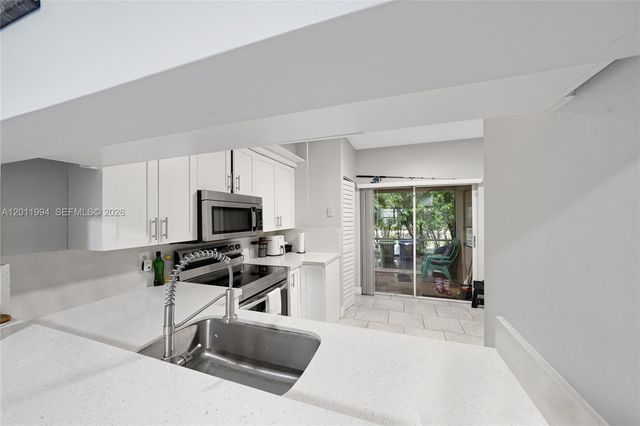 29 Simonton Cir 29, Weston, FL 33326