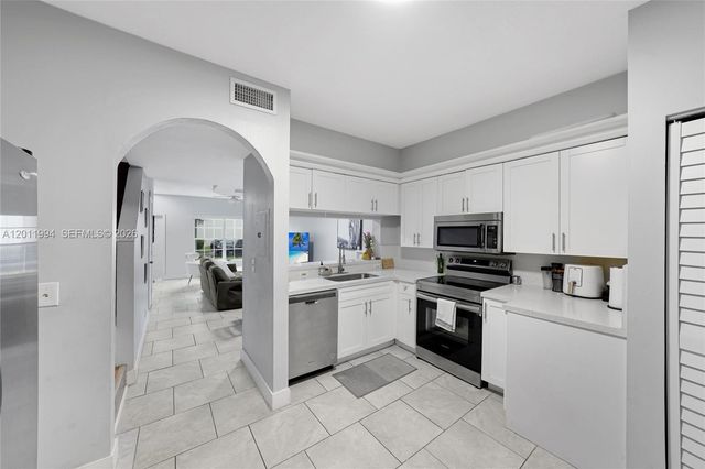 29 Simonton Cir 29, Weston, FL 33326