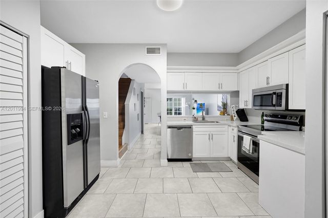 29 Simonton Cir 29, Weston, FL 33326