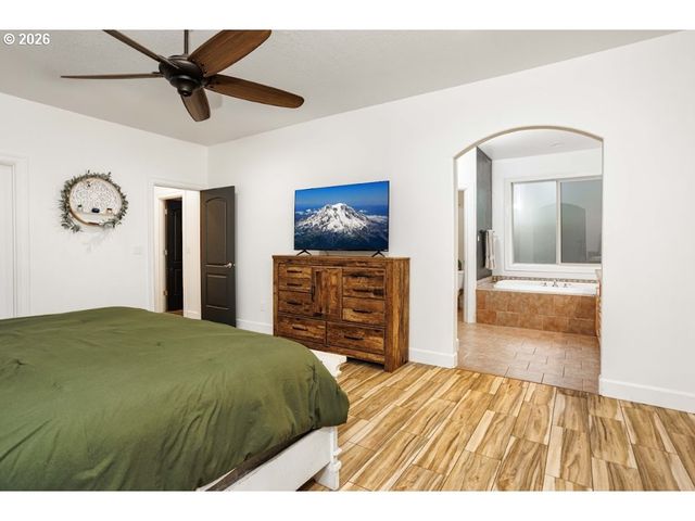 525 E 17TH Cir, La Center, WA 98629