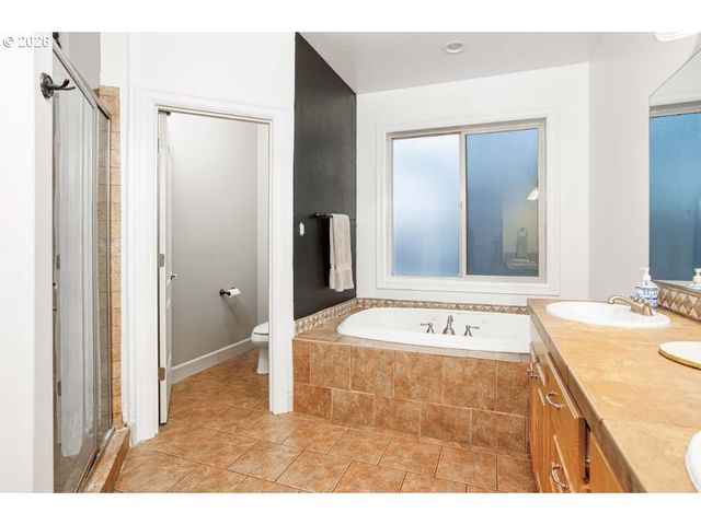 525 E 17TH Cir, La Center, WA 98629