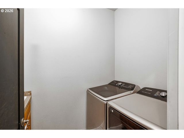 525 E 17TH Cir, La Center, WA 98629