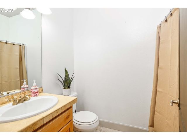 525 E 17TH Cir, La Center, WA 98629