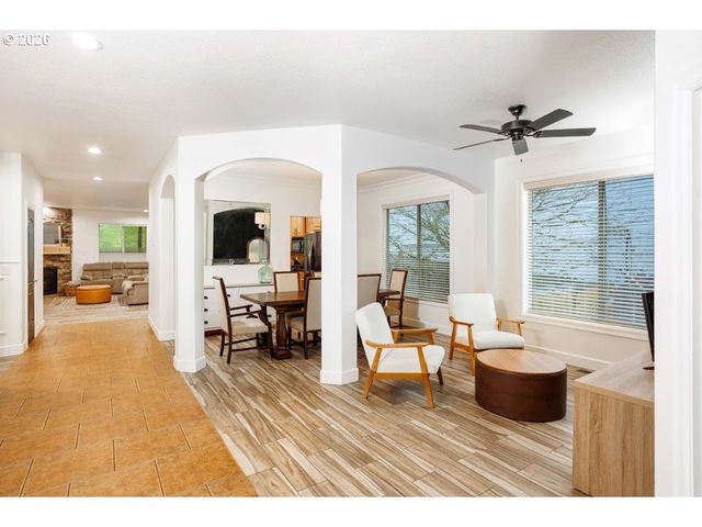 525 E 17TH Cir, La Center, WA 98629