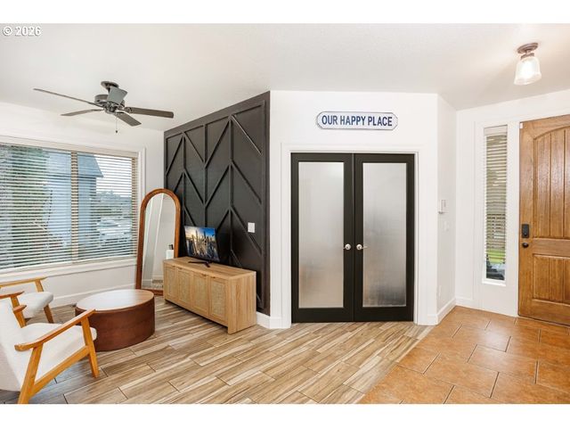 525 E 17TH Cir, La Center, WA 98629