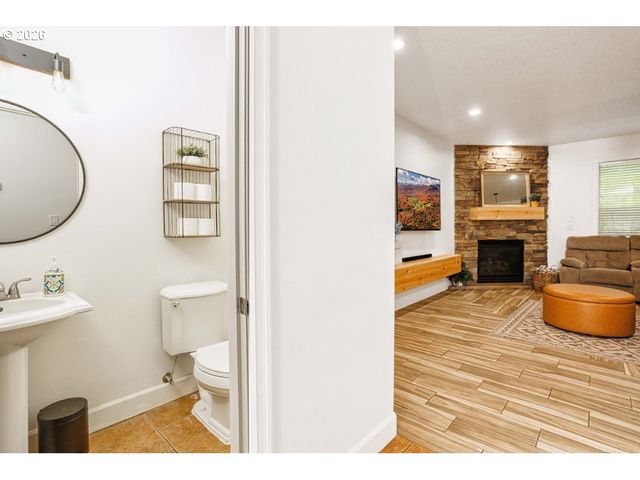 525 E 17TH Cir, La Center, WA 98629