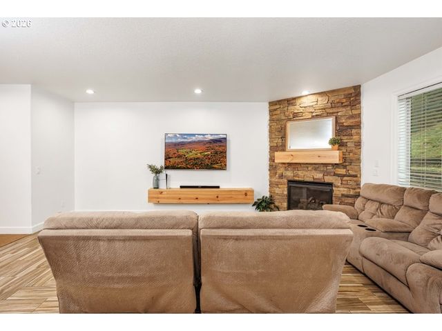 525 E 17TH Cir, La Center, WA 98629