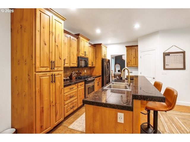 525 E 17TH Cir, La Center, WA 98629