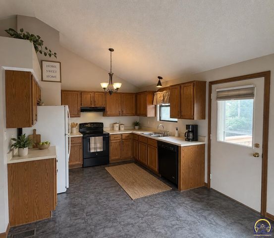 2514 SW Maxfield RD, Topeka, KS 66614